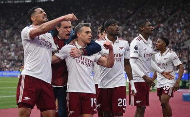 Arsenal chạm tay vào chức vô địch sau khi bài phối hợp "bật nhả xuyên phá" khuất phục West Ham