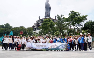 Các nữ VĐV bóng chuyền giải Cúp VTV9 - Bình Điền "thả dáng" trong ngày du lịch giao lưu văn hóa