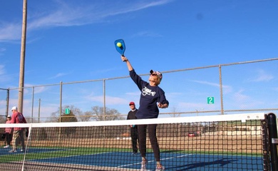 Vì sao overhead smash là cú đánh uy lực nhất trong pickleball?