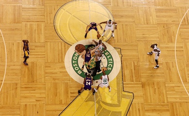 Chiếc cúp huyền thoại tái xuất tô điểm thêm cho series chung kết NBA