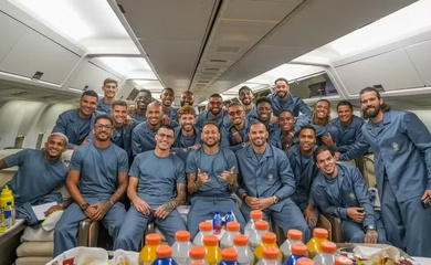 Chuyên cơ tuyển Brazil được “rửa tội” bằng vòi rồng trước hành trình World Cup