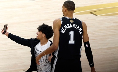 Cổ động viên lao vào sân giữa trận đấu đòi chụp ảnh với Victor Wembanyama tại NBA Finals