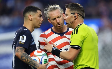 Đội trưởng Mỹ Tim Ream đi vào lịch sử World Cup khi VAR "hủy thẻ vàng"