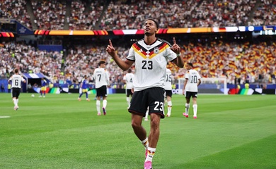 Nmecha gia nhập danh sách ghi bàn cùng các danh thủ Seeler, Podolski, Matthaus của Đức
