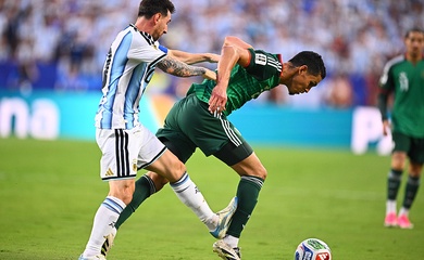 Tranh cãi tình huống Messi "đáng nhận thẻ đỏ" ở trận thắng Algeria
