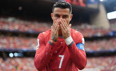 HLV Martinez nói gì về việc Ronaldo nhanh chóng tiến vào phòng thay đồ sau trận?