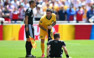 Trọng tài nổi tiếng châu Âu phải nhờ cầu thủ hỗ trợ vì chuột rút tại World Cup
