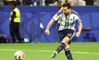 VIDEO Khoảnh khắc Messi... sút trượt penalty và đi vào lịch sử
