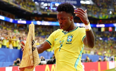 Vinicius bùng nổ trong ngày Brazil thắng đậm và chiếm ngôi đầu bảng