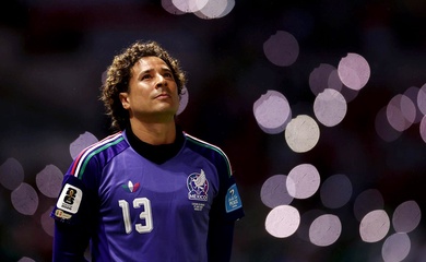Thủ môn Ochoa và nụ hôn từ biệt sân Azteca: Cái kết của "mối tình World Cup"