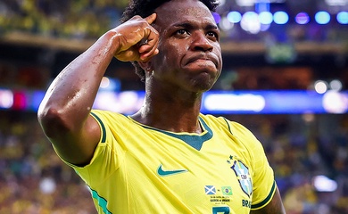 Vinicius Jr "phá dớp" ghi bàn bằng đầu sau 2 năm, tiết lộ thầy Ancelotti phải mua quà tặng
