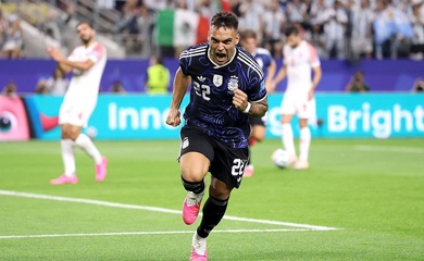 Lautaro Martinez ghi bàn đầu tiên ở World Cup từ... cú đá vào mặt Senesi