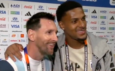 Mệt mỏi sau chiến thắng nhọc nhằn, Messi vẫn thân thiện đáp ứng "nguyện vọng" của đối thủ