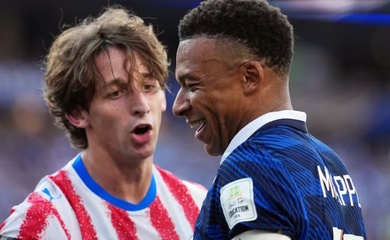 Mbappe cười khi bị cầu thủ Paraguay khiêu khích, Deschamps tuyên bố: "Họ định kết liễu cậu ấy"