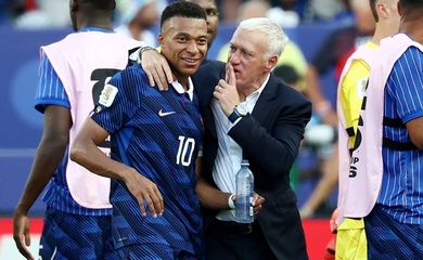 Didier Deschamps ca ngợi tuyển Pháp vì giữ được cái đầu lạnh trước lối đá "rắn" của Paraguay