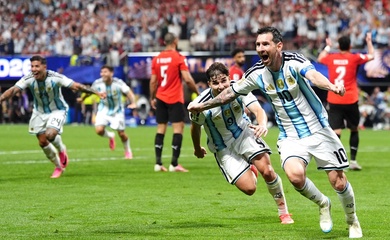 Messi sút hỏng phạt đền nhưng tạo nên màn ngược dòng kinh điển cho Argentina