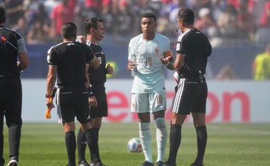 Phản ứng của Mbappe sau khi phải chờ 3 phút 11 giây để thực hiện quả phạt đền