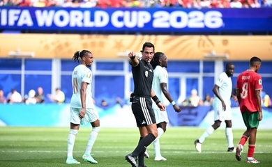 Gây tranh cãi với Mbappe, trọng tài Argentina vẫn được báo Pháp khen ngợi
