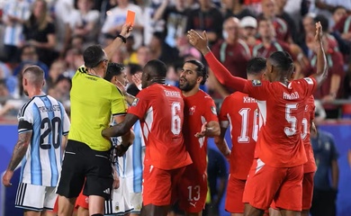 VAR lật ngược quyết định, Embolo nhận thẻ đỏ vì pha ăn vạ khó tin trước Argentina