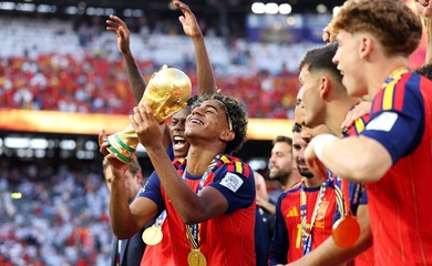 Từ bức ảnh chụp cùng Messi đến kỷ nguyên mới của Lamine Yamal