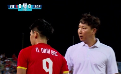 HLV Kim Sang Sik bực bội rút Đình Bắc ngay trước giờ nghỉ trận hòa Singapore
