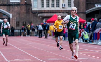 Cụ ông 86 tuổi chạy 100m hết 17 giây