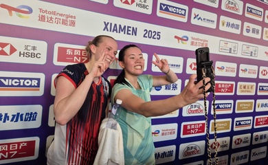Nỗi đau, nước mắt và cử chỉ độc đáo ở giải cầu lông Sudirman Cup 2025