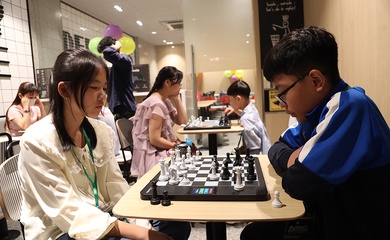 Bước ngoặt công nghệ số của Cờ vua Việt Nam: Kỳ thủ nhí leo bảng xếp hạng Chess.com trên bàn cờ thông minh