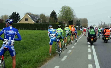 Các tay đua xe đạp Tour de France đi vệ sinh như thế nào?
