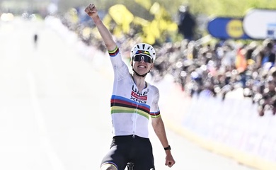 Tadej Pogacar san bằng kỷ lục tại cuộc đua xe đạp Tour of Flanders 2026: Vòng nguyệt quế và bóng ma pháp lý