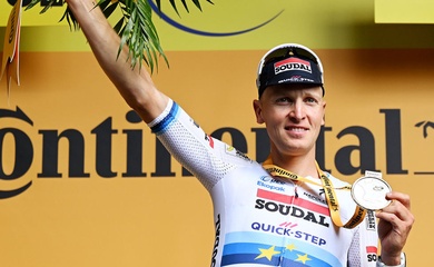 Tim Merlier thắng chặng 3 cuộc đua xe đạp Tour de France 2025 khi Áo vàng chặng đầu Philipsen bỏ cuộc do tai nạn