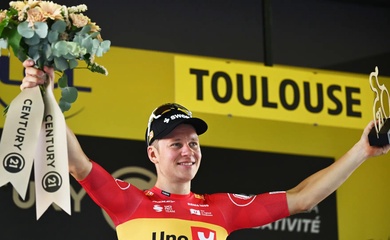 Jonas Abrahamsen thắng chặng 11, khi Tadej Pogacar thoát hiểm sau vụ tai nạn tại cuộc đua xe đạp Tour de France 2025