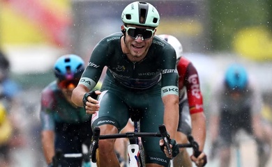 Jonathan Milan thắng chặng 17 cuộc đua xe đạp Tour de France 2025 bằng nước rút trên đường ướt