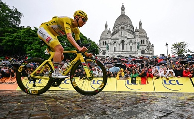 Tadej Pogacar vô địch cuộc đua xe đạp Tour de France 2025, nhưng vuột chiến thắng chặng cuối