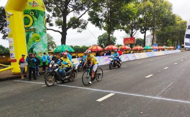 Kết quả đua xe đạp quốc tế Bình Dương ngày 6/1: Lại solo khi bảo vệ áo vàng và đoạt thêm áo xanh, tay đua Hàn Quốc càng gây phấn khích lúc cúi đầu chào người hâm mộ