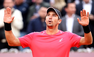 Bi kịch tại Davis Cup: Sao quần vợt Serbia nhập viện khẩn cấp sau sự cố va vào kính