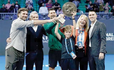 Novak Djokovic giành ngôi vô địch đầy kịch tính để lập các kỷ lục quần vợt và vượt Roger Federer