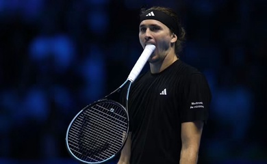 Alexander Zverev tỏ ra khó chịu với câu hỏi sau khi thua Jannik Sinner ở giải quần vợt ATP Finals 2025