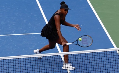 Venus Williams bị loại khỏi giải quần vợt Hobart sau cuộc chạm trán lịch sử giữa hai tay vợt kỳ cựu