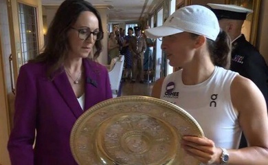 Vì sao Iga Swiatek buộc phải trả lại cúp quần vợt Wimbledon sau khi đánh bại Amanda Anisimova?
