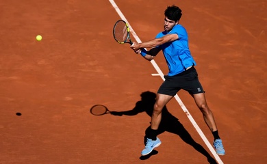 Quần vợt Barcelona Open 2026: Carlos Alcaraz thắng thế trận mở màn, kích hoạt cuộc đua ngôi số 1 thế giới