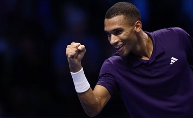 Auger-Aliassime vào bán kết giải quần vợt ATP Finals với chiến thắng sít sao trước Zverev