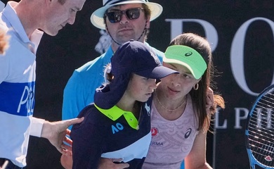 Tay vợt Zeynep Sonmez trở thành người được hâm mộ nhất ở giải quần vợt Úc mở rộng sau khi giúp đỡ cô bé nhặt bóng