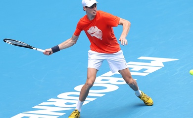 Nhà vô địch Jannik Sinner tiến vào vòng tiếp theo tại Giải quần vợt Úc mở rộng sau khi Hugo Gaston bỏ cuộc