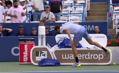 Daniil Medvedev đập vỡ chai nước và ném vợt sau trận thua Corentin Moutet ở giải quần vợt Washington Open