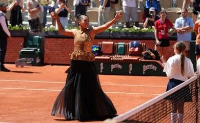 Giải quần vợt Pháp Mở rộng 2026: Naomi Osaka gây chú ý bằng trang phục đính kim sa trước khi vào vòng 2