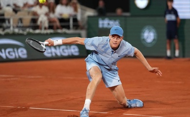 Jannik Sinner khẳng định sức mạnh tại vòng mở màn quần vợt Roland Garros bằng chiến thắng áp đảo