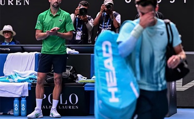 May mắn thắng nhờ đối thủ chấn thương, Djokovic vào bán kết quần vợt Úc mở rộng và phá kỷ lục của Federer