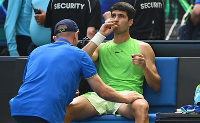 Zverev nổi đóa, tố Alcaraz "chơi chiêu" để thắng trận bán kết dài nhất tại giải quần vợt Australian Open 2026