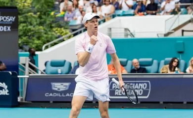 Jannik Sinner lập "cú đúp ánh nắng" lịch sử: Vũ khí giao bóng và cuộc lật đổ ngôi vương quần vợt thế giới